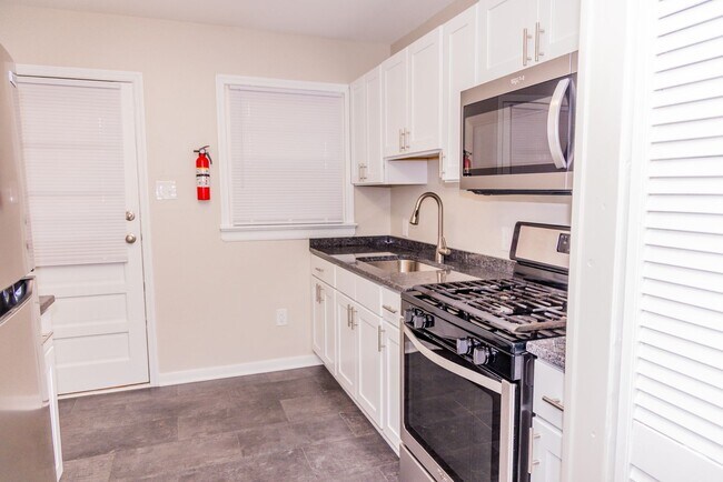 Building Photo - ONE MONTH FREE-Sign by 2/28/2026: Walk to Carytown & the Fan