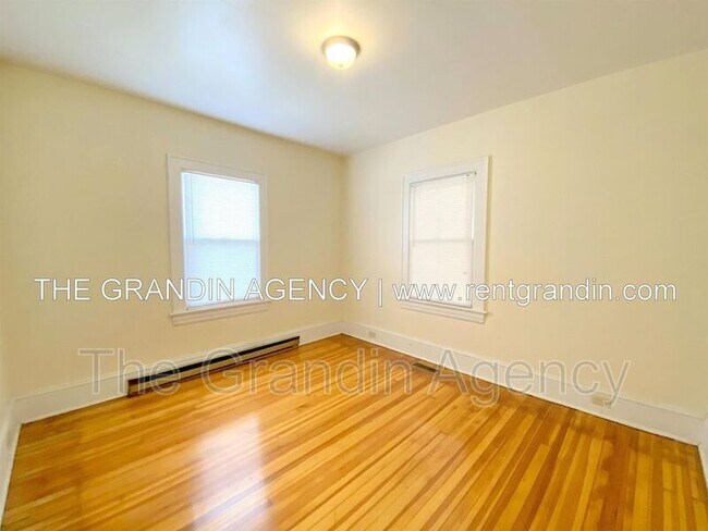 Building Photo - 1129 Stewart Ave SE