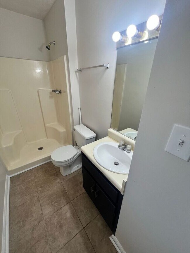 Building Photo - Beautiful 2 bedroom 2 bathroom ranch duplex Now Ready!