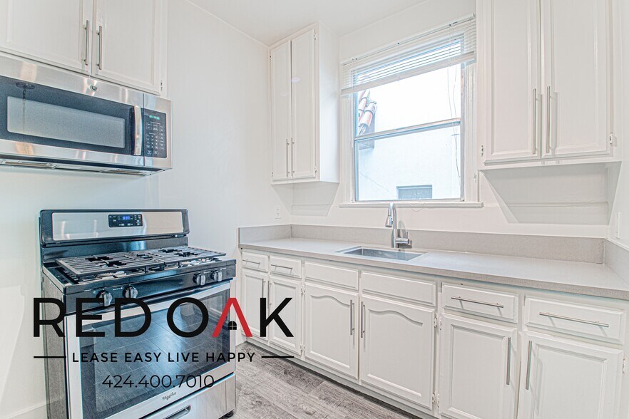 Building Photo - 121 N Kenmore Ave