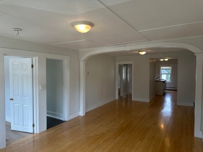 Building Photo - 5 Charter St