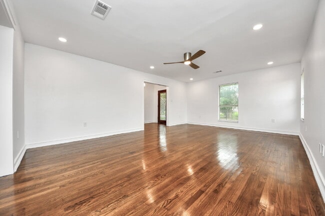 Building Photo - Luxury Living Meets Modern Elegance in the Heart of Houston