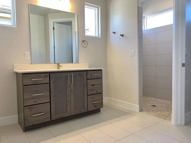 Bath - 948 W Jonathon Dr