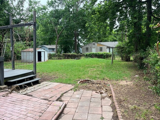 Building Photo - Charming 1950's midtown bungalow near 41st and Peoria