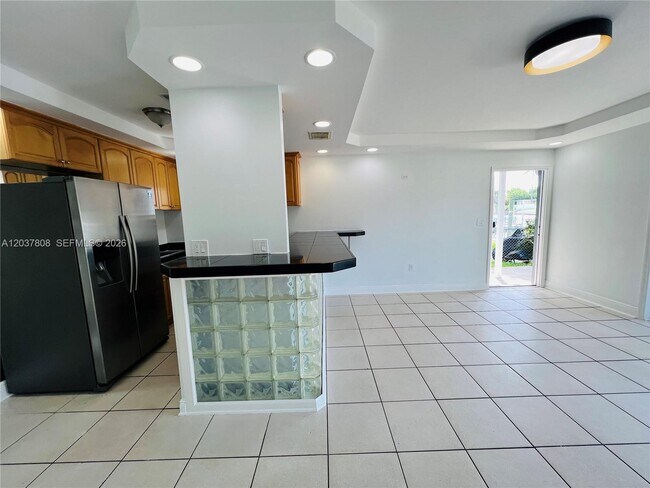 Building Photo - 2033 Calais Dr