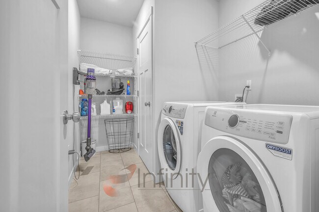 Building Photo - 8943 SW Vermillion Dr