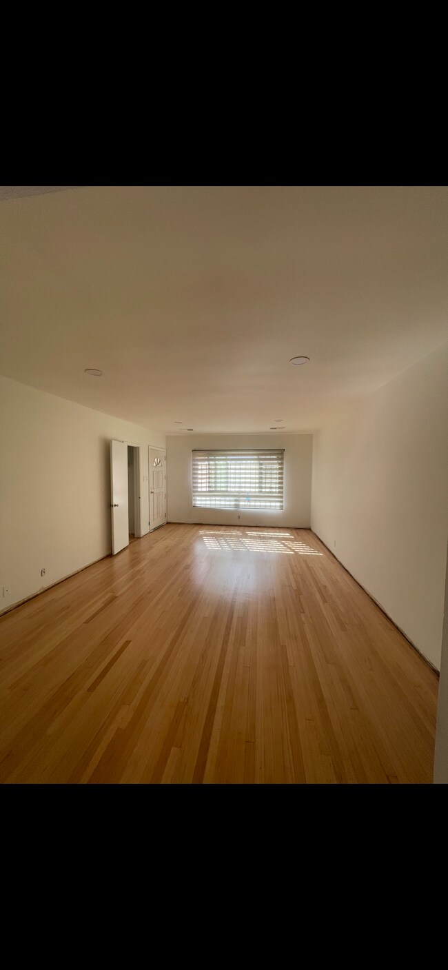 Building Photo - 10513 Crenshaw Blvd