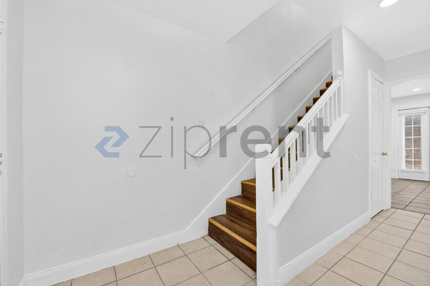Building Photo - 4626 San Jacinto St