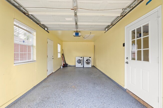 Building Photo - 519 Guyer St