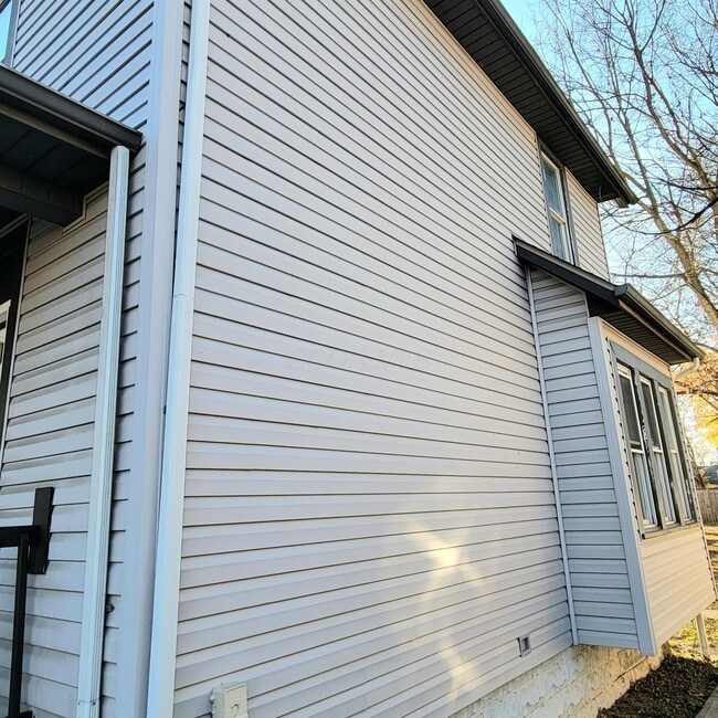 Building Photo - 221 S Highland Ave