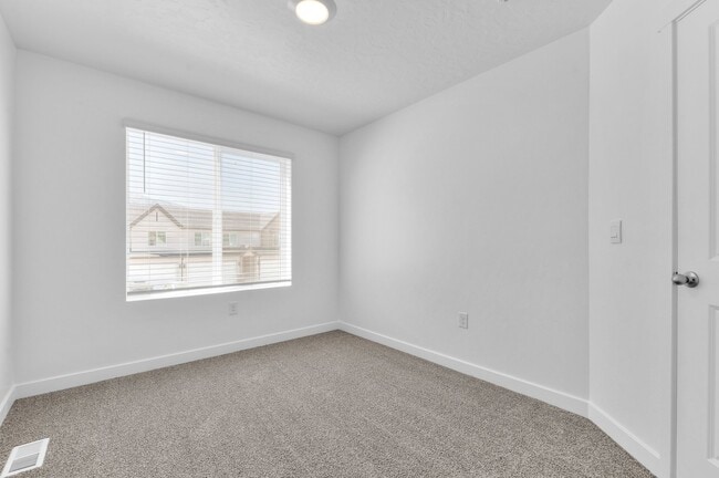 Building Photo - 1523 E 720 N