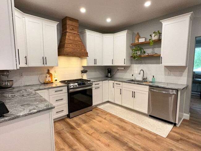 Building Photo - 1 Mile to Country Club! Sleeps 10!