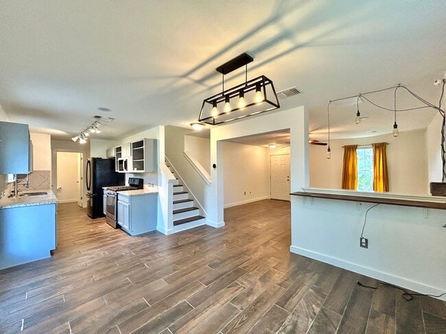 Building Photo - Gorgeous 3 Bed 2.5 Bath Single Family Home