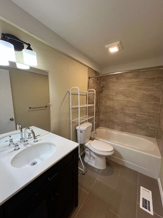 Building Photo - 5 Bedroom Home in Cul-de-sac AVAILABLE NOW!