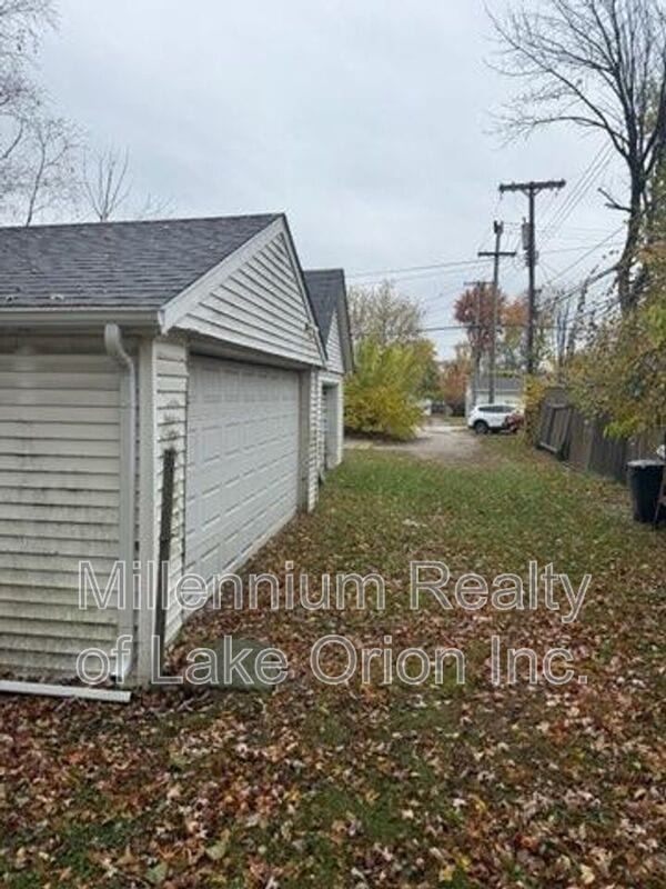 Building Photo - 154 W Madge Ave