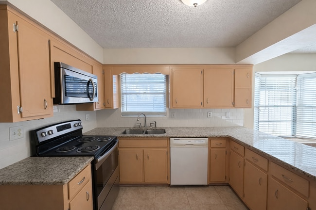 Building Photo - Woodlands / Lakeside Estates