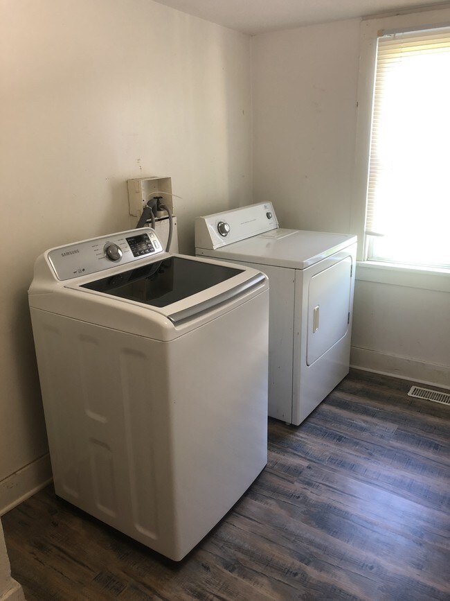 Building Photo - 114 S 6th St