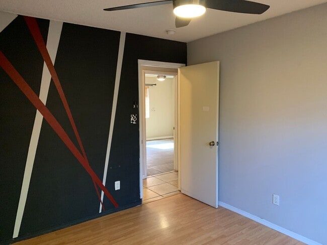 Building Photo - 3 BEDROOM HOME!