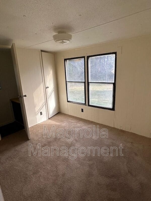 Building Photo - 127 Country Oak Dr