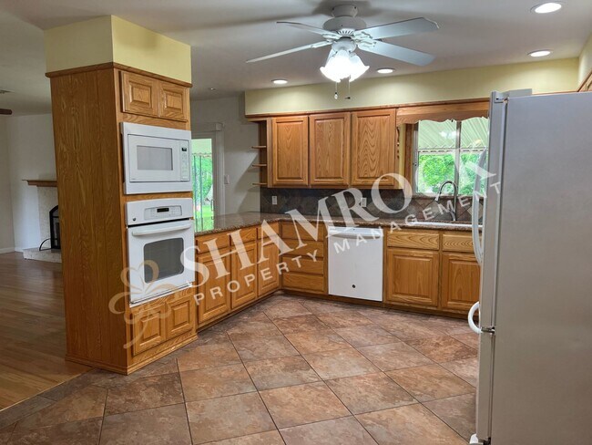 Building Photo - Woodway Home