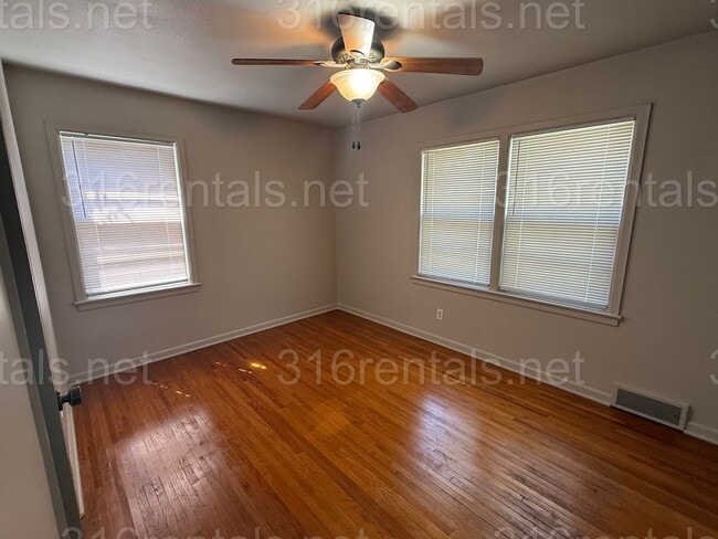 Building Photo - $999 - 2 bedroom / 1 bathroom - Single Fam...