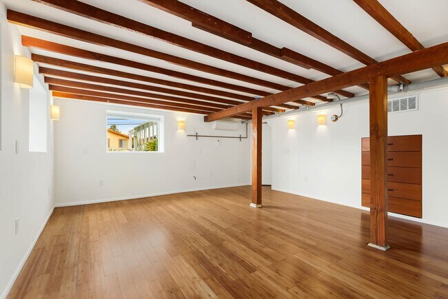 Building Photo - 3234 33rd Ave S