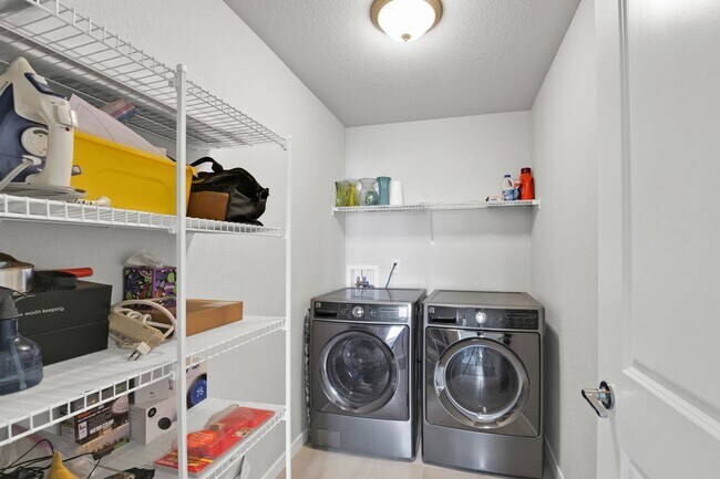 Building Photo - Beautiful "like new" home available for re...