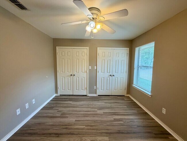 Building Photo - 2 Bedroom, 2 Bathroom Duplex!