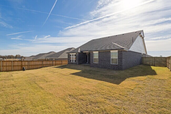 Building Photo - Fully Furnished 4 Bedroom