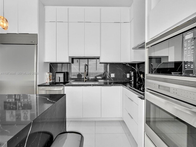 Building Photo - 2020 N Bayshore Dr