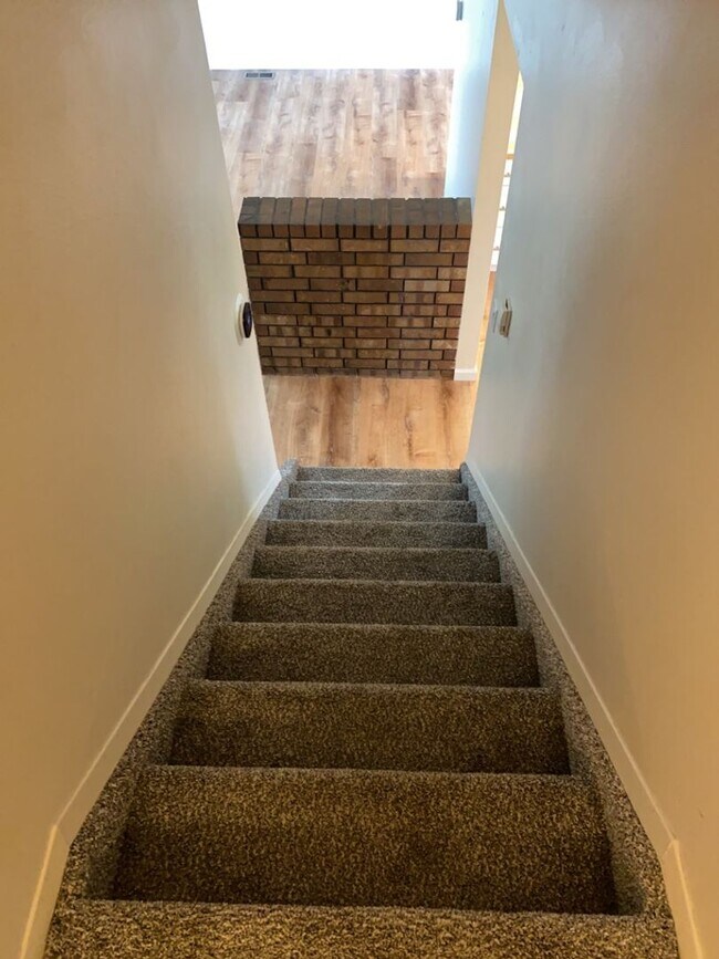 Building Photo - Spacious West-Side Tri-Level Home
