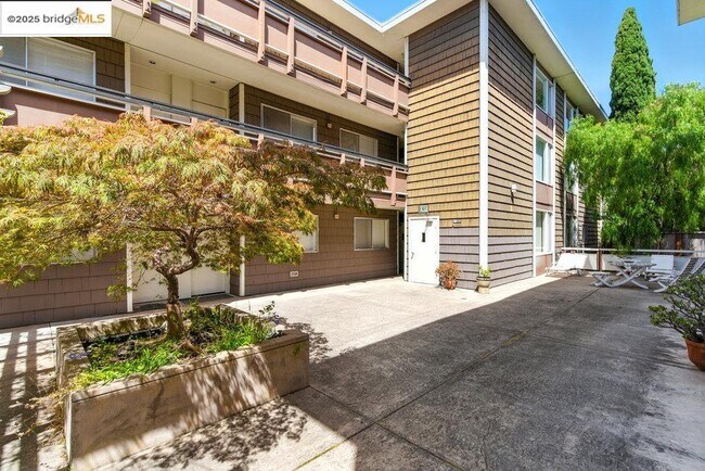 Building Photo - 2601 College Ave