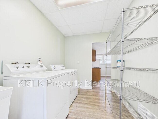Building Photo - 428 Allyn St