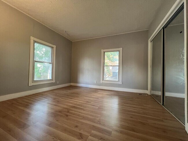 Building Photo - 415 E Broadway St