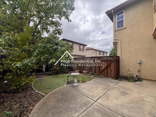 Building Photo - Beautiful 4bd/2.5ba Folsom Home with 2 Car Garage!