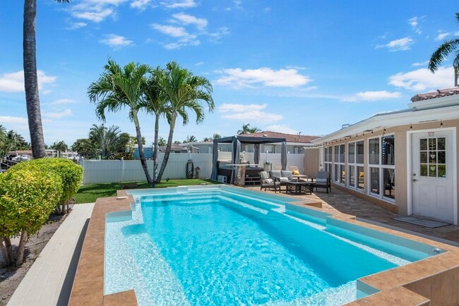 Building Photo - 220 SE 2nd Ave