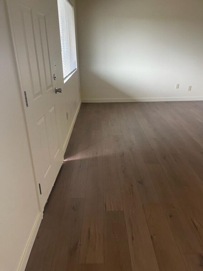 Building Photo - 454U