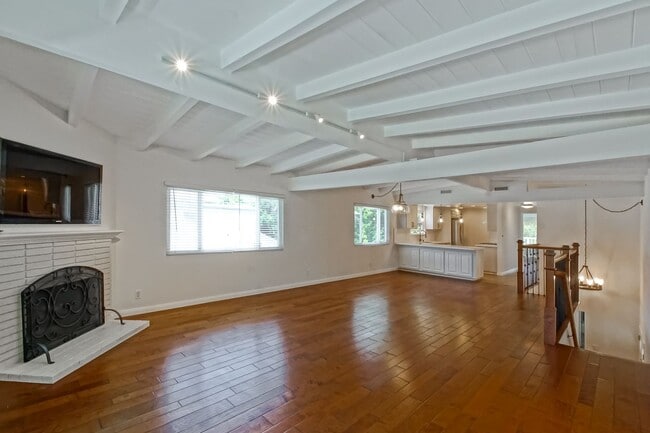 Building Photo - RECENTLY REMODELED, BRIGHT & AIRY 3BR2BA G...