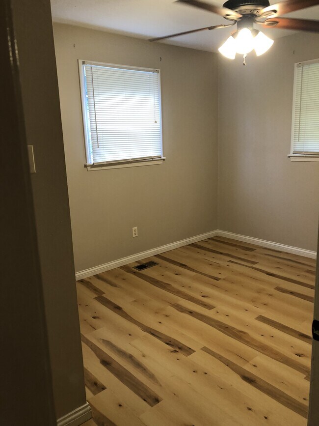 Building Photo - 2204 Rifle Range Rd