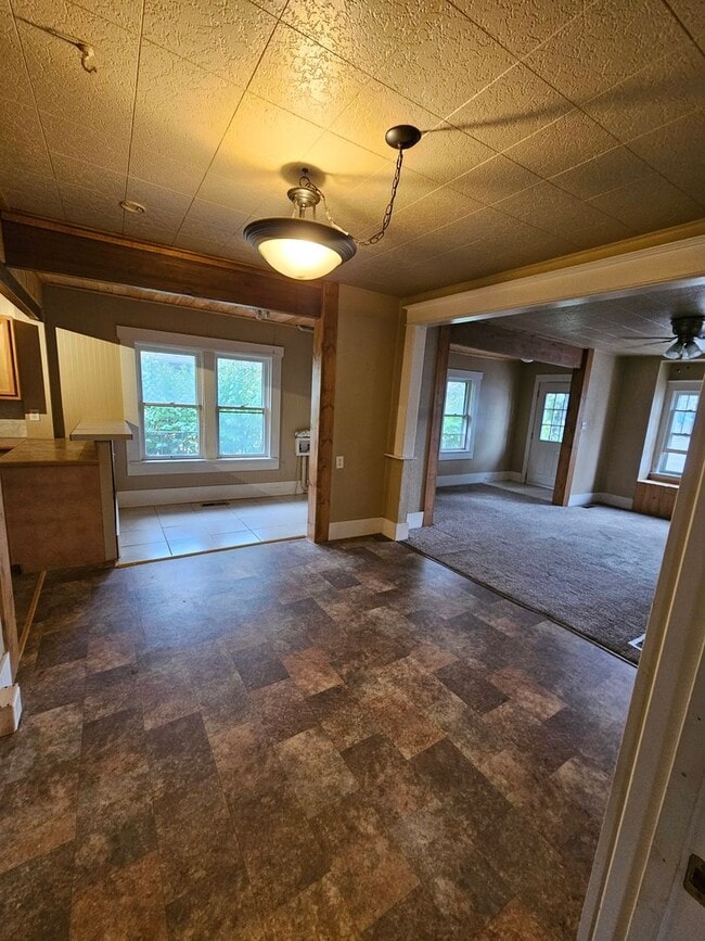 Building Photo - Large 2bd 1 ba House with tons of storage