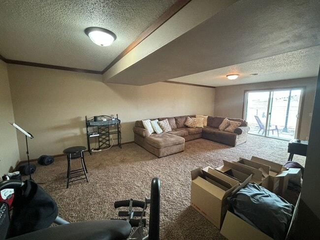 Building Photo - 3 BEDROOM | 2 BATH | GARAGE | SOUTH