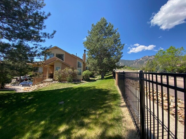 Building Photo - Beautiful 3 Bedroom 2 Bath Townhome Close to the Mountains!!