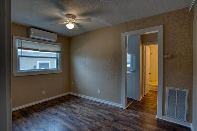 Building Photo - 1735 13th Ave S