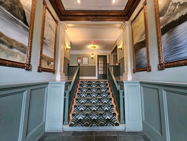 Building Photo - $500 Move-In Credit! Bright Studio Apartment with Hardwood Floors & Natural Light!