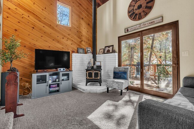 Building Photo - Available for $2,100/month unfurnished or $2,200/month furnished.