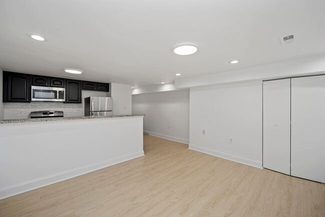 Building Photo - Sunlit & Fully Updated 2BR/1BA Condo in the Heart of U Street Corridor