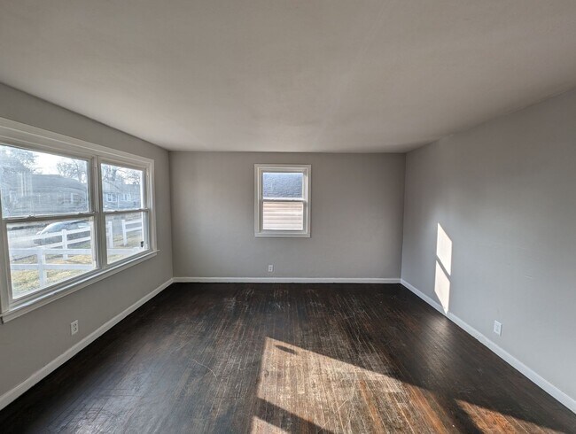 Building Photo - 3-Bedroom, 1-Bathroom Home – $1,225/Month | Accepting Section 8