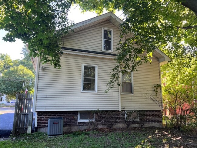 Building Photo - 127 W Main St