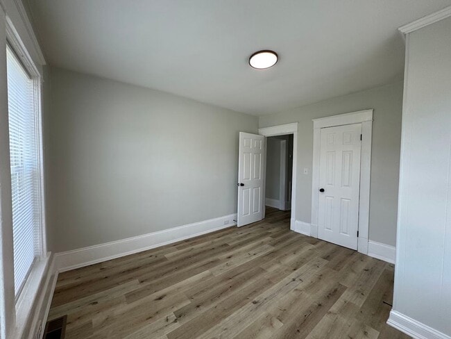 Building Photo - 3bed/1bath House $1395!
