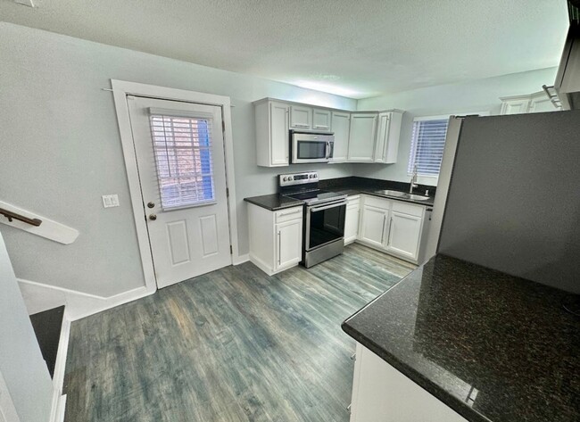 Building Photo - Charming Newly Remodeled 3-Bed, 2.5 Bath 2...